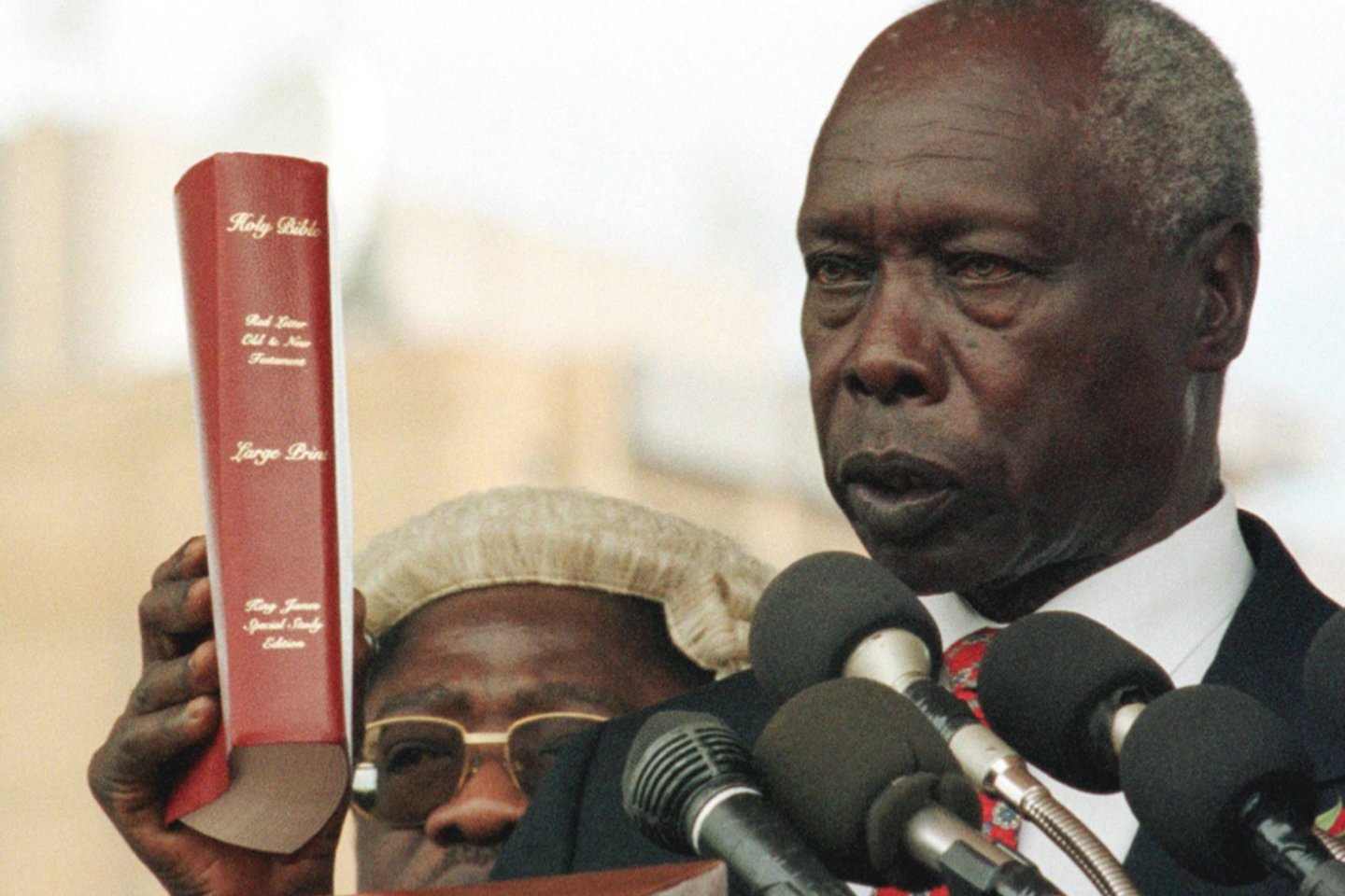  Buvęs Kenijos prezidentas Danielis Arapas Moi, 1978–2002 metais valdęs šalį geležiniu kumščiu, mirė eidamas 96-uosius, antradienį pranešė vienas jos giminaitis ir šaltinis vyriausybėje.<br>AFP/Scanpix nuotr.