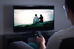 Televizoriai prieš internetą: patarė, kaip išsirinkti televizorių