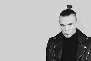 Po ilgos pertraukos – nauja Tado Juodsnukio daina: „Esu per griežtas sau“