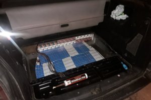 Vilniečio automobilio dugne – speciali slėptuvė, įrengta kontrabandai gabenti