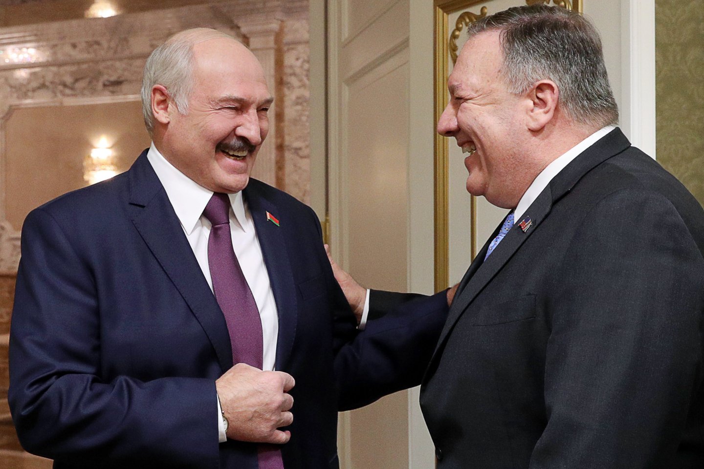 Baltarusijos prezidentas Aleksandras Lukašenka (kairėje) gyrė praėjusio savaitgalio susitikimą su JAV valstybės sekretoriumi Mike'u Pompeo (dešinėje) ir sakė, kad tai yra šiltesnių santykių su Vašingtonu ženklas.  <br> TASS/Scanpix nuotr.
