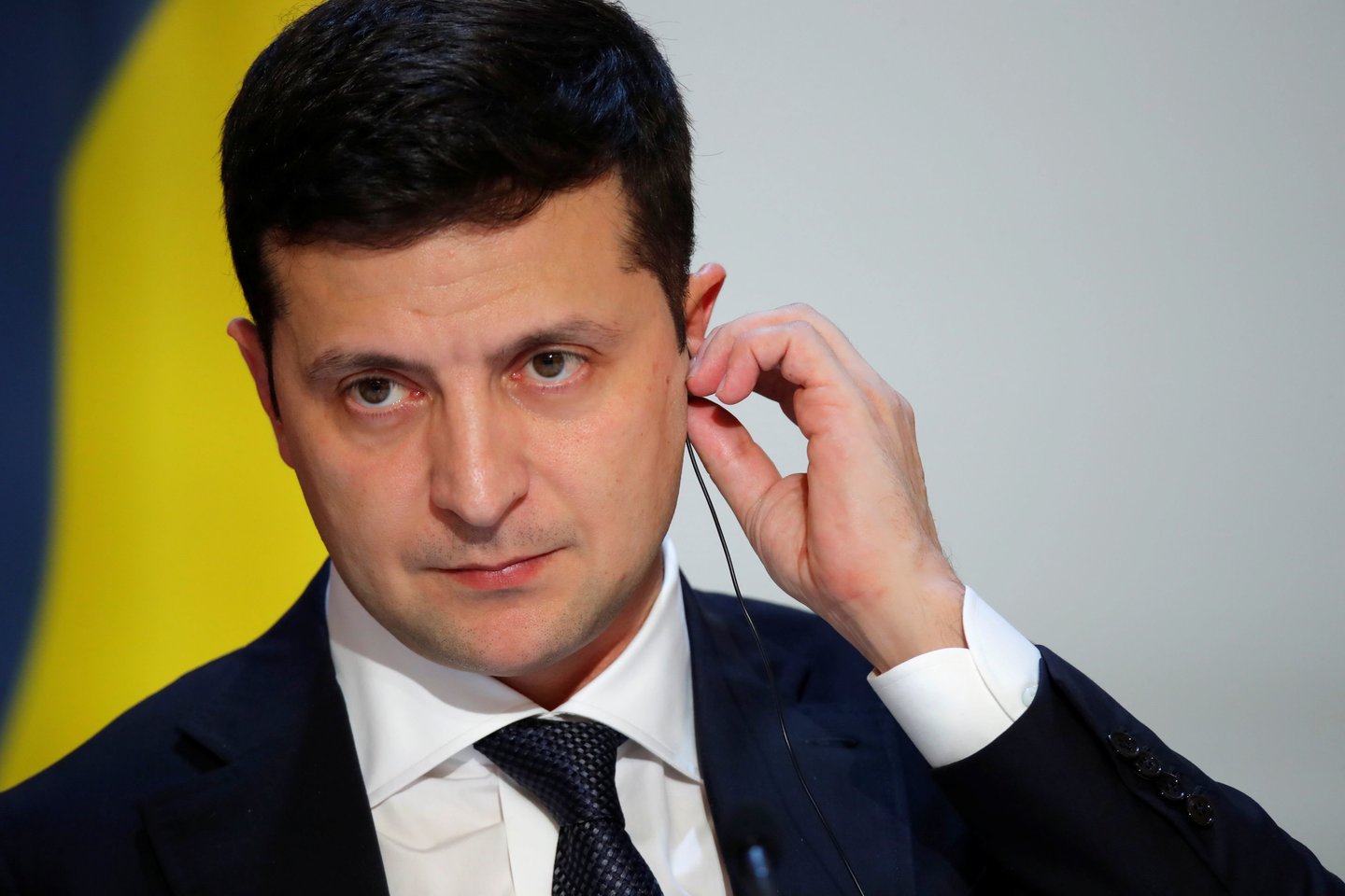 Ukrainos parlamentas antradienį pritarė prezidento Volodymyro Zelenskio pasiūlytoms konstitucijos pataisoms, numatančiomis deputatų skaičiaus sumažinimą nuo 450 iki 300 ir perėjimą prie proporcinių rinkimų sistemos.