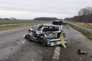 Dėl nesėkmingo manevro magistralėje įvyko trijų automobilių avarija