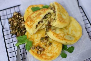 Bulviniai blynai su pievagrybiais ir sūriu maloniai nustebins skoniu