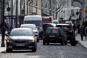 Siūlo leisti savivaldybių pareigūnams patraukti neleistinoje vietoje paliktus automobilius