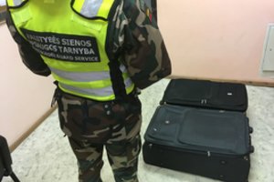 Varėniškis kontrabandą gabeno metalinėse dėžėse su kavos ir pipirų „užtaisu“
