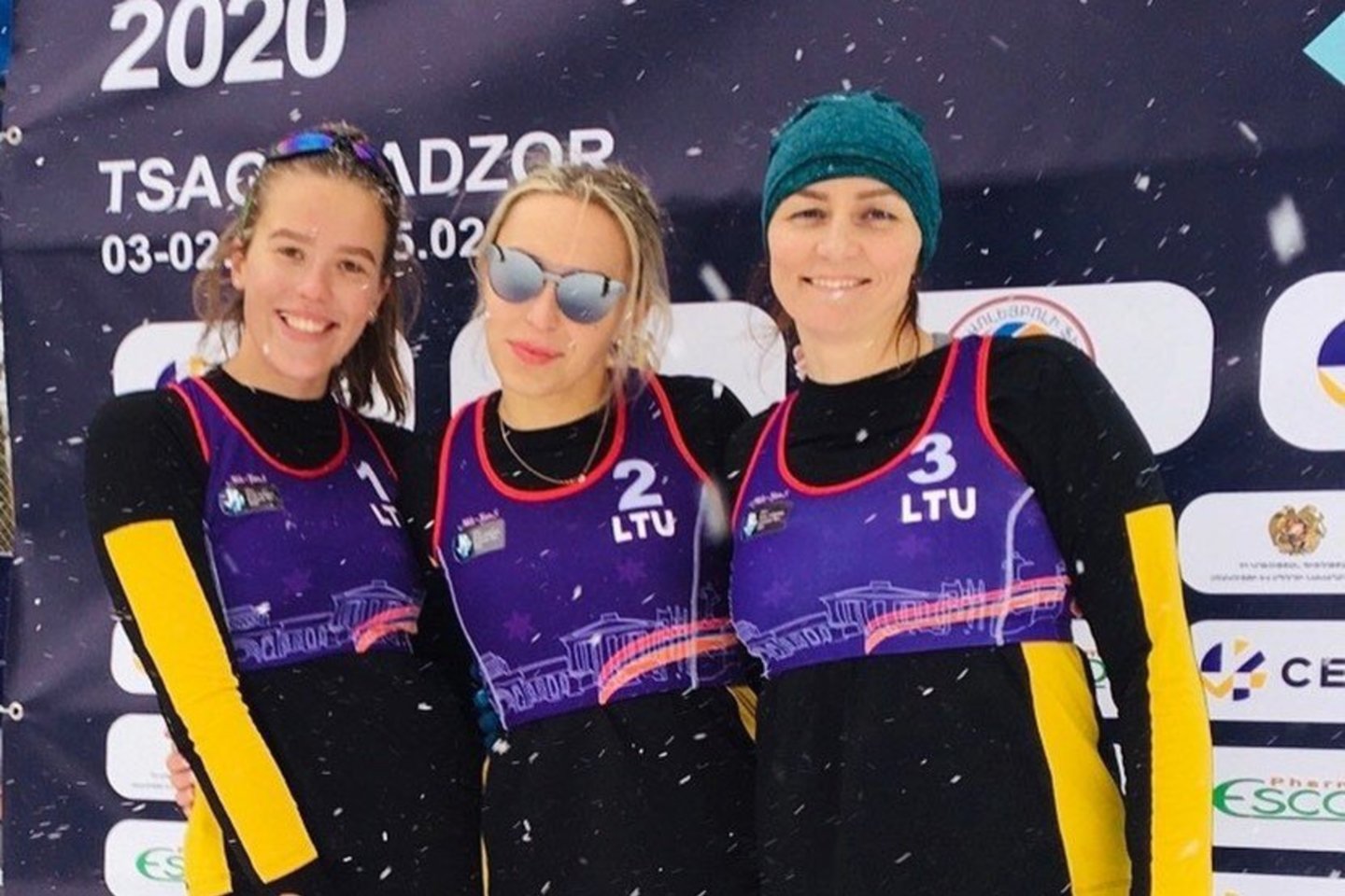 Lietuvos sniego tinklininkės pateko į turnyro Armėnijoje pusfinalį.<br>Organizatorių nuotr.