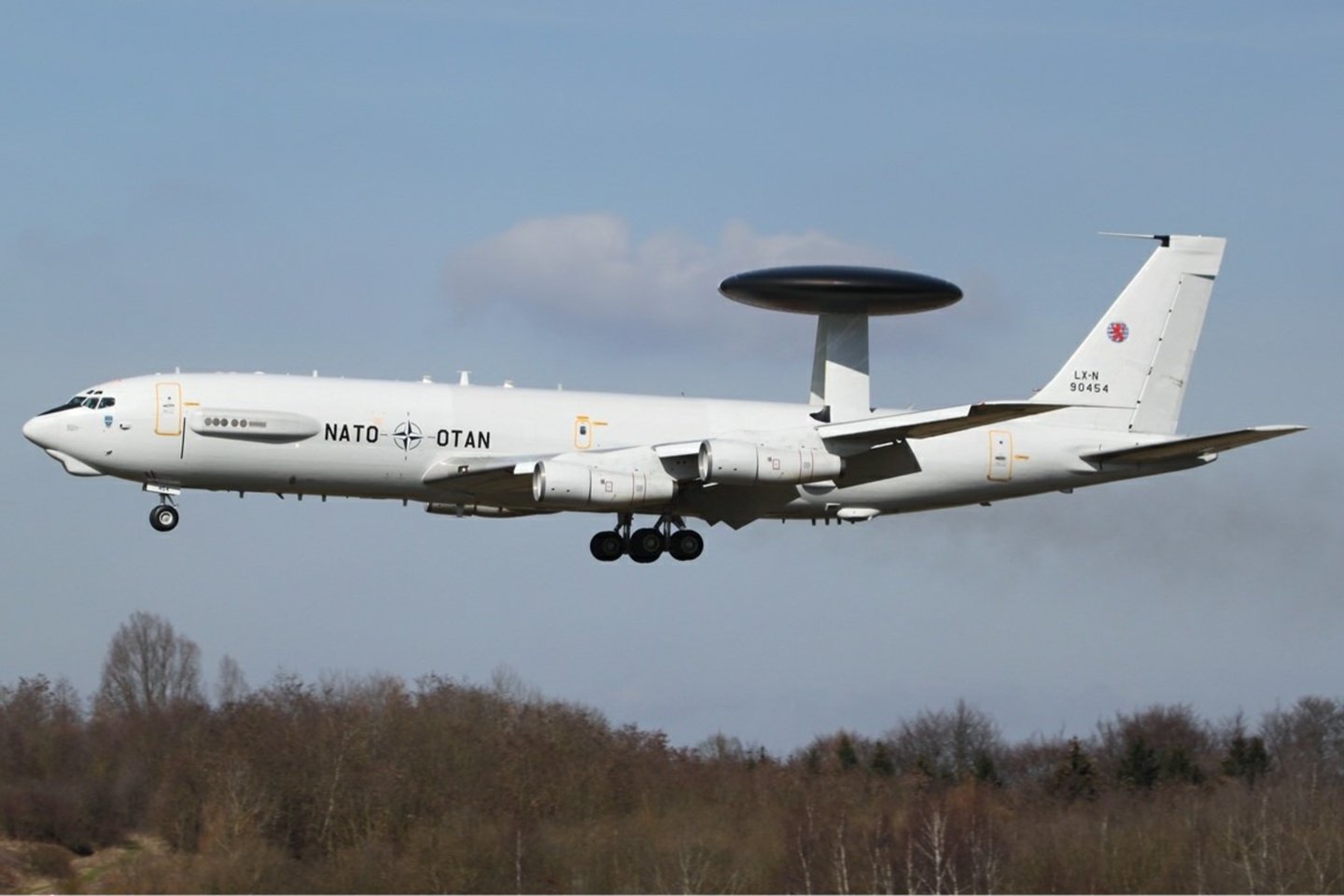 NATO valstybės turi savo bendrą žvalgybinę platformą: lėktuvus „Boeing E-3A Airborne Warning and Control System“ (AWACS) – įspėjimo ir kontrolės sistemos lėktuvus.<br> Wikimedia commons
