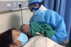 Koronavirusas diagnozuotas vos 30 valandų naujagimiui Kinijoje