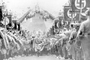 JAV valstybės sekretorė Madeleine Albright knygoje: „Fašizmo grėsmė – reali ir didelė“