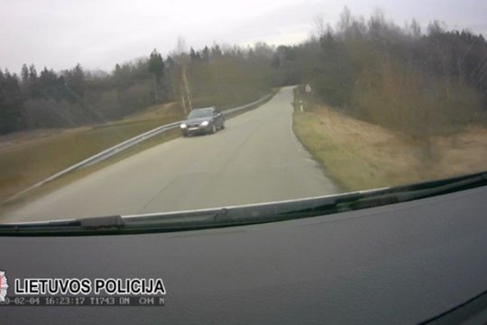Tauragės r. pareigūnai sustabdė „Audi A4“: prie automobilio vairo – vos 10 metų vairuotojas