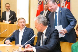 Prezidentūra švelnina toną dėl S. Skvernelės ir giria R. Karbauskį