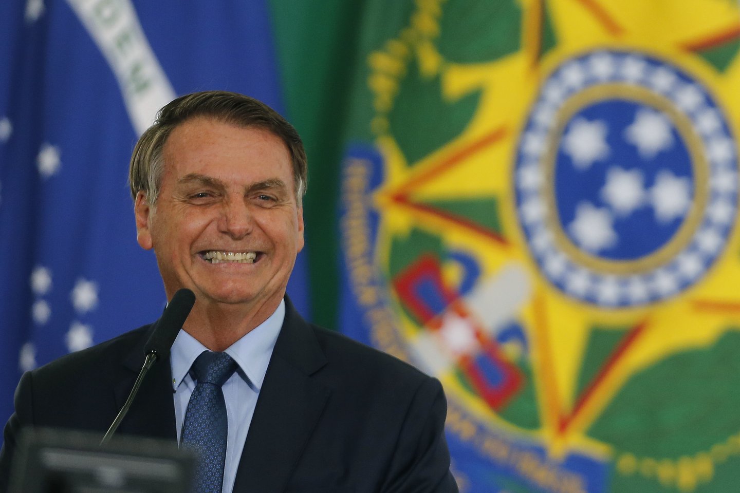  ​Brazilijos prezidentas Jairas Bolsonaro trečiadienį pristatė prieštaringai vertinamą įstatymo projektą, kurį patvirtinus indėnų žemėse, daugiausiai Amazonės valstijoje, bus galima imtis kasybos, žemės ūkio ir hidraulinės energijos gamybos.<br>ZUMA press/Scanpix nuotr.