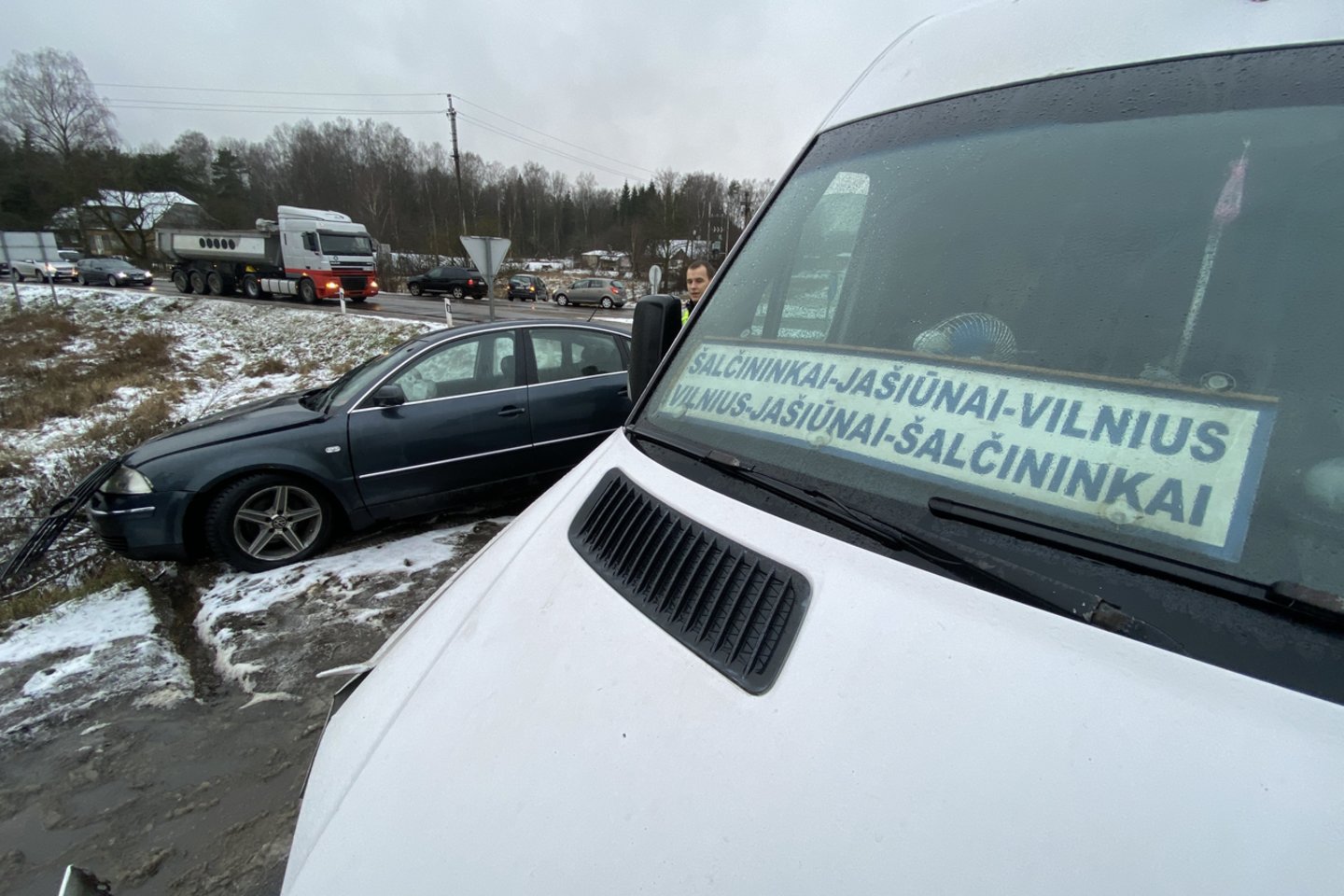 Netoli Vilniaus susidūrė „VW Passat“ ir autobusas, ligoninėje atsidūrė 6 žmonės.<br> V.Ščiavinsko nuotr.