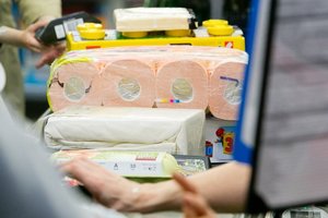 Dėl koronaviruso panikuojantys pirkėjai šluoja net tualetinį popierių