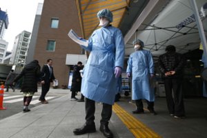 Koronaviruso palaužti žmonės jaučiasi bejėgiai: „Mumis niekas nesirūpina“