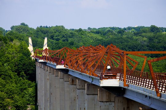 „High Trestle Trail Bridge“ yra penktas ilgiausias pėsčiųjų ir dviračių tiltas JAV. Architektų biuras „RDG Planning &amp; Design“.<br>„Iris22 Productions“ / archdaily.com nuotr.