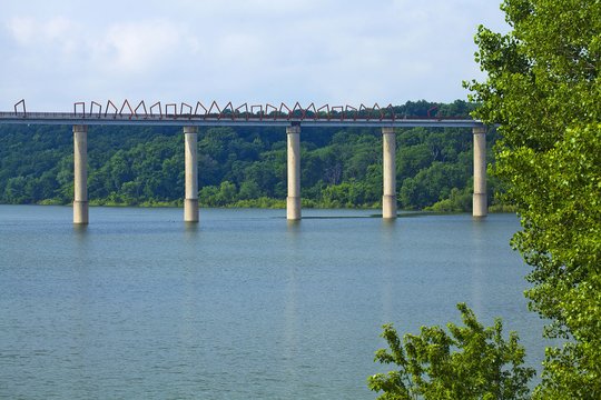 „High Trestle Trail Bridge“ yra penktas ilgiausias pėsčiųjų ir dviračių tiltas JAV. Architektų biuras „RDG Planning &amp; Design“.<br>„Iris22 Productions“ / archdaily.com nuotr.