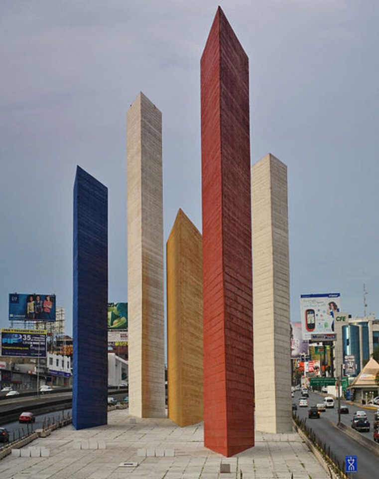 Skultptūra šiaurinėje Meksiko dalyje „Torres de Satelite“ / architektas Luis Barragon.<br>Usuario de Flickr: ujubilo haku / archdaily.com nuotr.