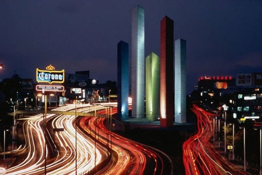 Skultptūra šiaurinėje Meksiko dalyje „Torres de Satelite“ / architektas Luis Barragon.<br>Usuario de Flickr: ujubilo haku / archdaily.com nuotr.