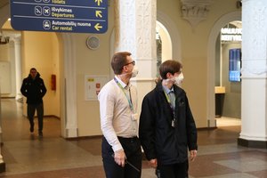 Dėl koronaviruso net netyrė: iš oro uosto į klinikas atvežtas vyras išleistas namo