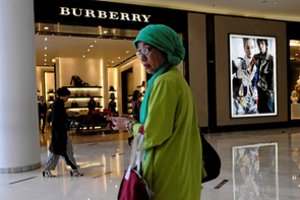 „Burberry“ įspėjo, kad koronaviruso protrūkis turės įtakos kinų pirkimo įpročiams