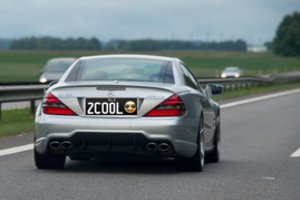 Ant automobilių valstybinių numerių siūlo leisti klijuoti emodžius