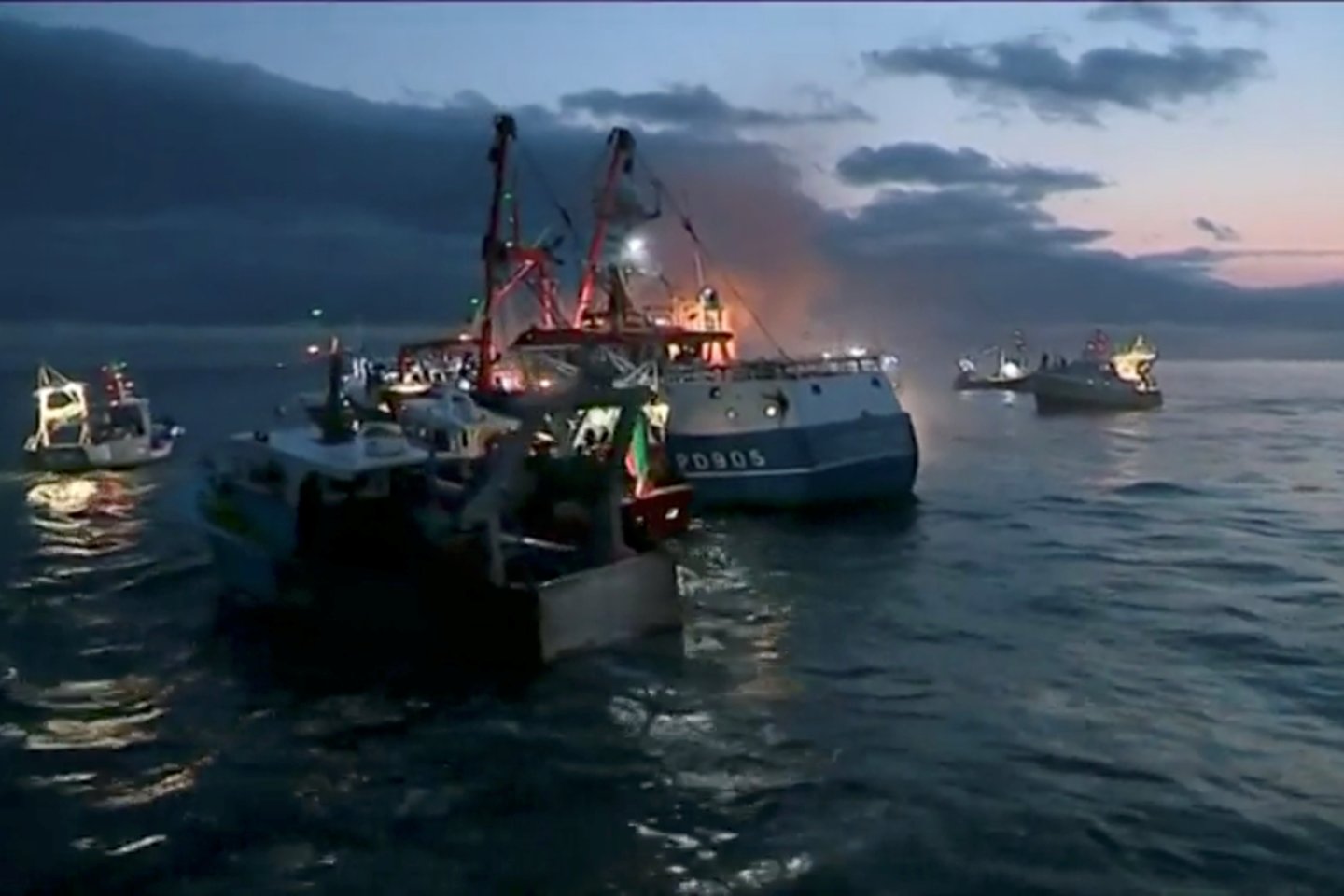 ​Suomijos vandenyse vėlai ketvirtadienį nuskendus rusų žvejybiniam laivui buvo išgelbėti septyni jo įgulos nariai, o penki iš jų po medicininio patikrinimo ligoninėje Taline buvo išleisti.<br>Reuters/Scanpix nuotr.