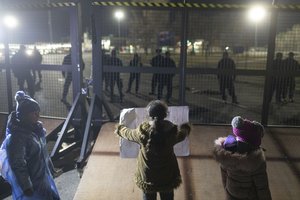 Vengrija vėl atidarė su Serbija jungiančią perėją, prie kurios vyko protestai