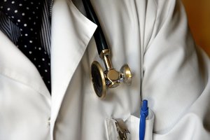 Dėl galbūt suklastoto Šilutės ligoninės vadovo diplomo teisėsauga pradėjo tyrimą