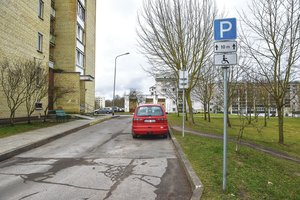 Valdininkai akli ir kurti – net ir mirusiajam saugo vietą sausakimšame kieme