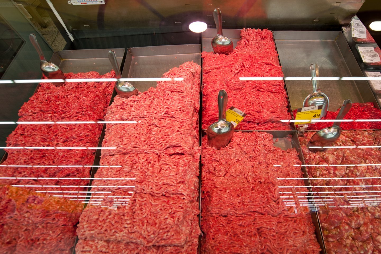 „Maxima“ šeštadienį vėl pradėjo prekiauti atvėsinta mėsa.<br> V.Ščiavinsko nuotr.