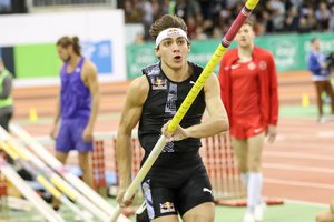 Kosminis švedo šuolis Lenkijoje – peršoko 6 m 17 cm aukštyje esančią kartelę