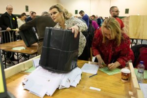 Airijos po atkaklių visuotinių rinkimų laukia chaotiškos derybos dėl koalicijos