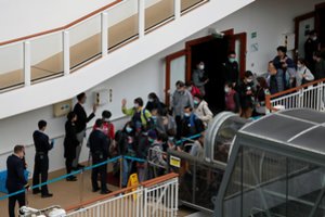 Iš kruizinio laivo Honkonge po medicininių tyrimų išleisti tūkstančiai žmonių