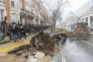 Jungtinėje Karalystėje siaučia audra: atšaukti skrydžiai, traukiniai ir keltų reisai