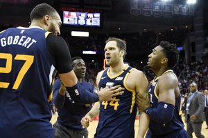 NBA naktis: fantastiškas B. Bogdanovičiaus pergalingas metimas ir dviejų pratęsimų pareikalavusi kova