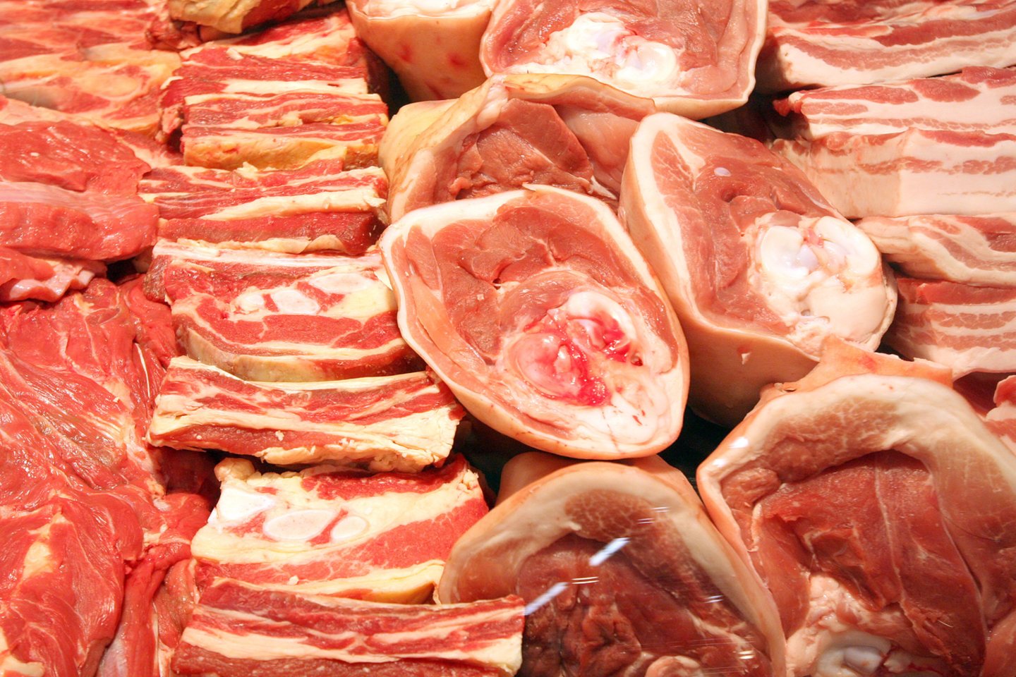 Skandalas dėl „Maxima“ parduodamos šviežios mėsos ir marinuotų produktų kilo penktadienį.<br>AP nuotr.