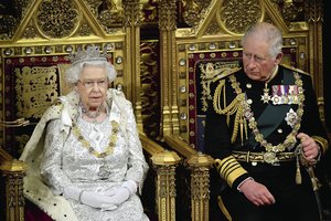 Kiek uždirba karalienė Elizabeth II?