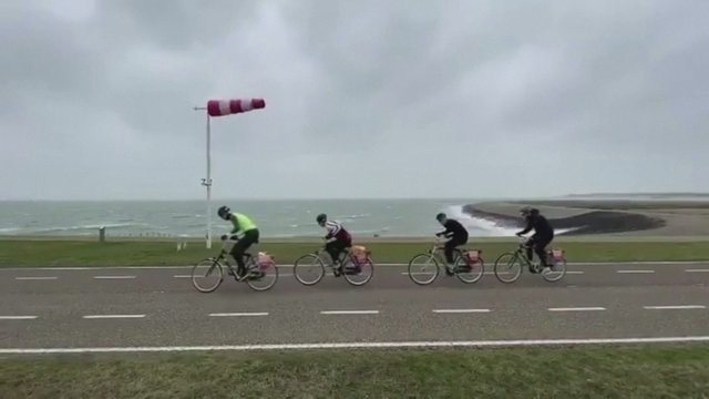 Galinga audra neišgąsdino: užfiksuota dviratininkų akistata su uraganiniu vėju