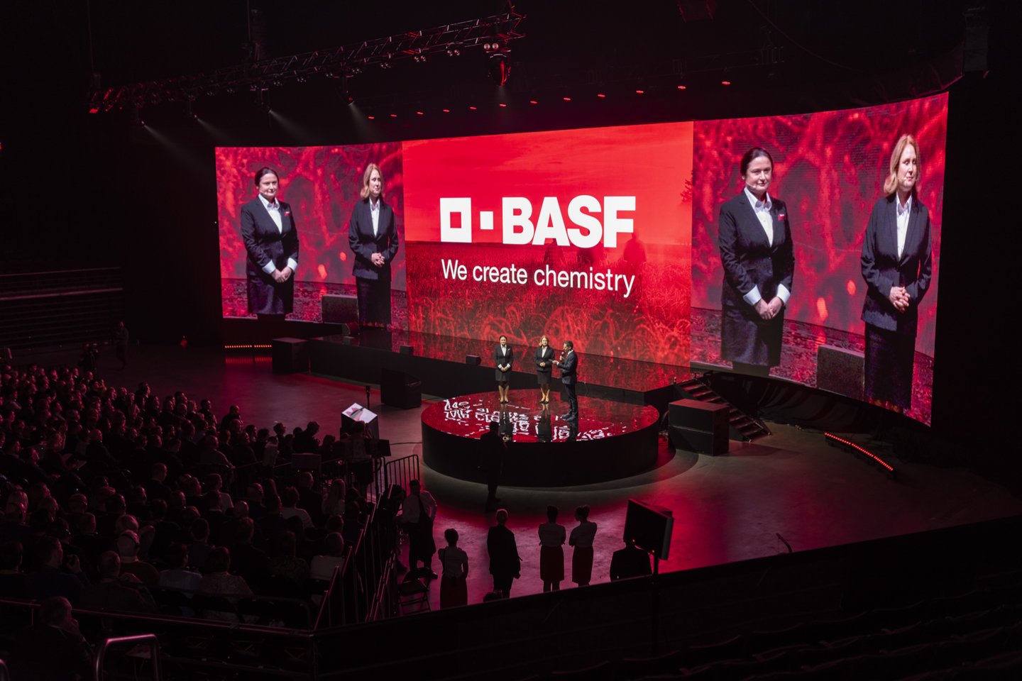  BASF specializuota agronomė A. Slizinienė ir BASF verslo klientų vadybininkė R. Laurinkienė.<br> BASF nuotr.