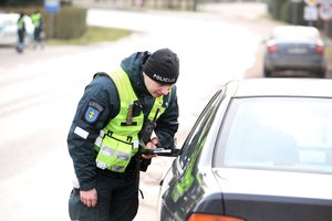 Policija vairuotojams uždavė provokuojantį klausimą: ar ir jūs kelyje taip elgiatės