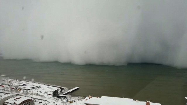 Hipnotizuojantys vaizdai: kamera užfiksavo netikėtą sniego audros grožį