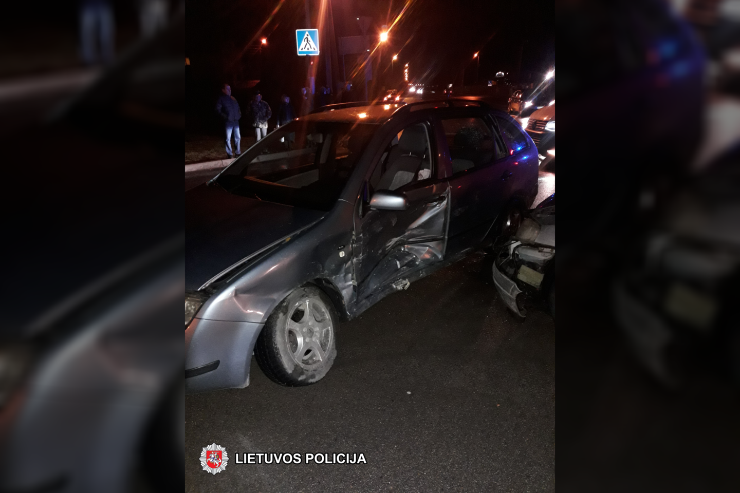 Po smūgio į moters vairuojamo automobilio „Škoda Fabia“ šoną užsikirto sulankstytos durelės. Vairuotoją išlaisvino ugniagesiai gelbėtojai.<br>Policijos nuotr.