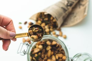 Skrudinti riešutai ir lapiniai kopūstai: tobulo užkandžio receptas