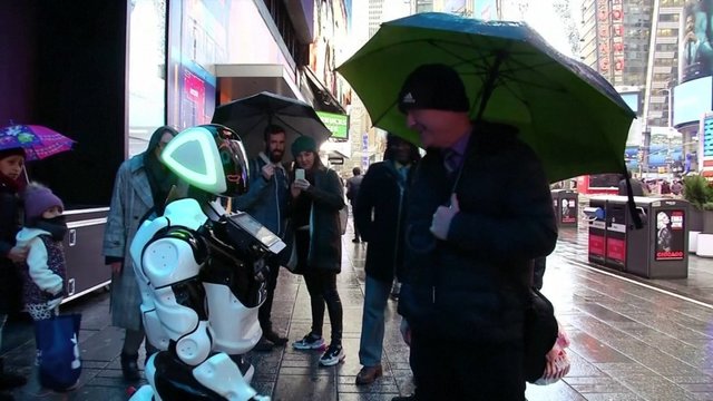 Niujorko gatvėse – dėl koronaviruso perspėjantis robotas