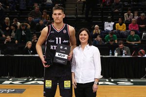 Krepšinio girioje bręsta neeilinis Ąžuolas – 17-metis talentas, sekantis J. Valančiūno pėdsakais