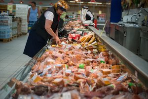 „Maxima“ atskleidė, kiek tonų užterštos mėsos pardavė