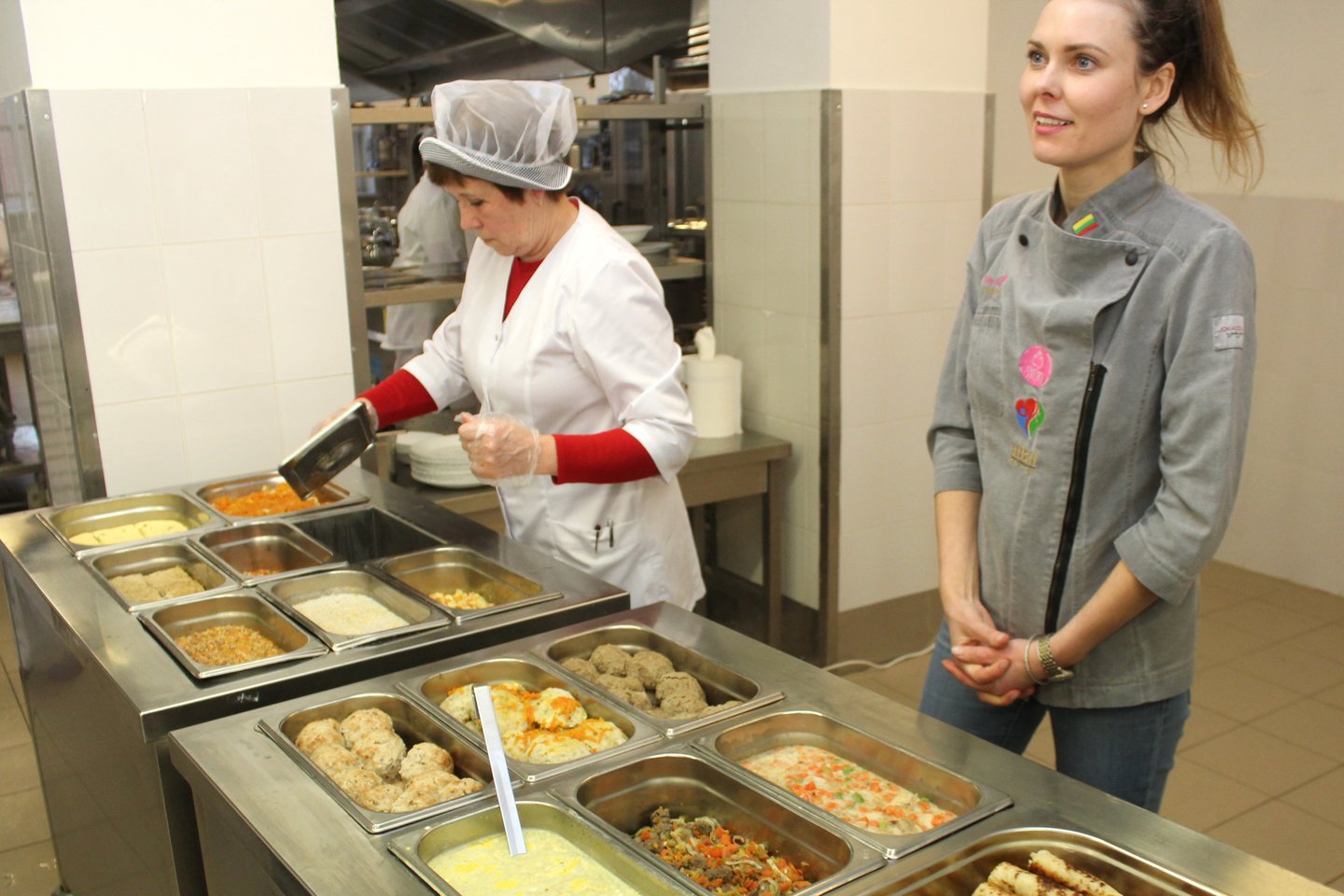 Nusprendusi atsisakyti išorinių tiekėjų Respublikinė Šiaulių ligoninė nuo sausio 7 dienos savo pacientams maistą gamina pati.<br> R.Vitkaus nuotr.