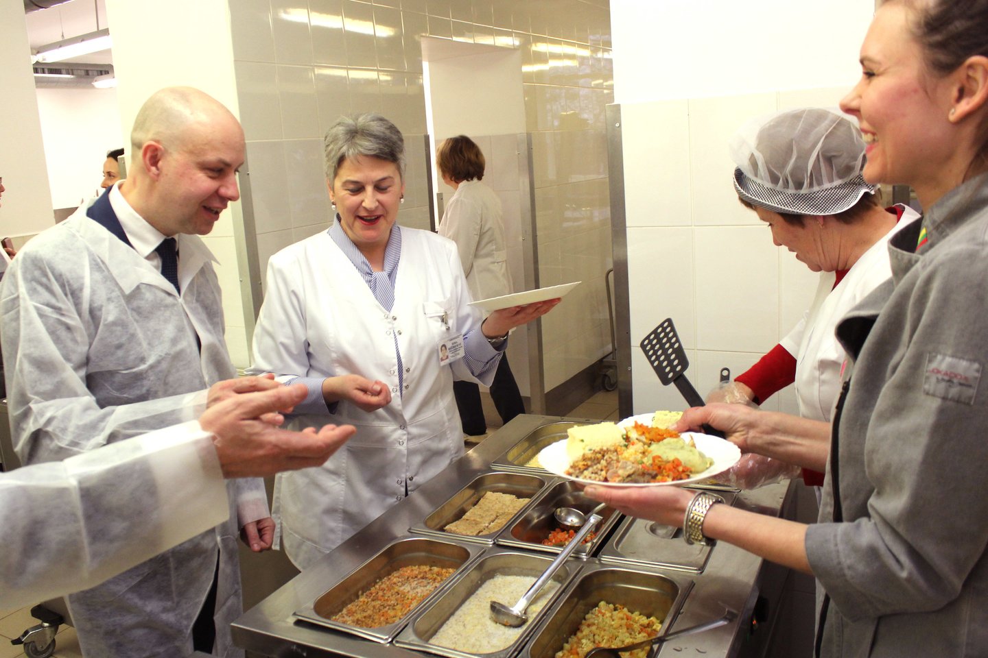  Respublikinės Šiaulių ligoninėje gaminamą ir pacientams tiekiamą maistą įvertino ir čia apsilankęs A.Veryga.<br> R.Vitkaus nuotr.